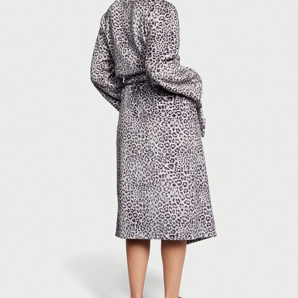 Victoria’s Secret Plush Long Robe - Gray White Leopard Print - XS/S. New! - Picture 2 of 2